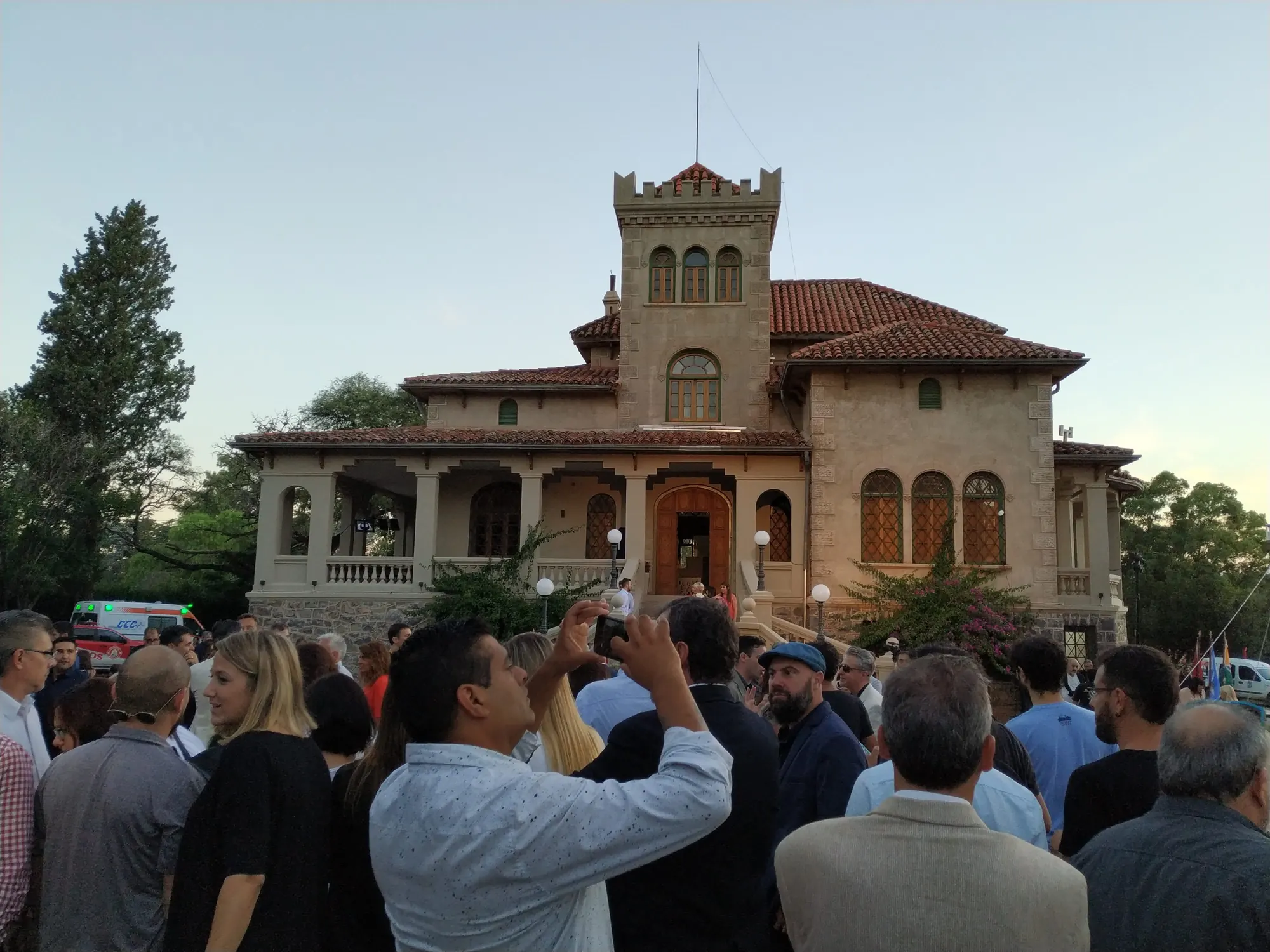 Casona con torre y tejas, vista de frente